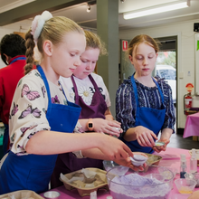 Load image into Gallery viewer, Kid's Rainbow Bath Bomb Parties - 10 guests - Please contact to see if your required date & time is available. 🥳🎂🎉