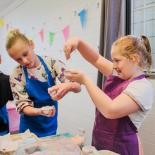 Load image into Gallery viewer, Kid's Rainbow Bath Bomb Parties - 10 guests - Please contact to see if your required date & time is available. 🥳🎂🎉